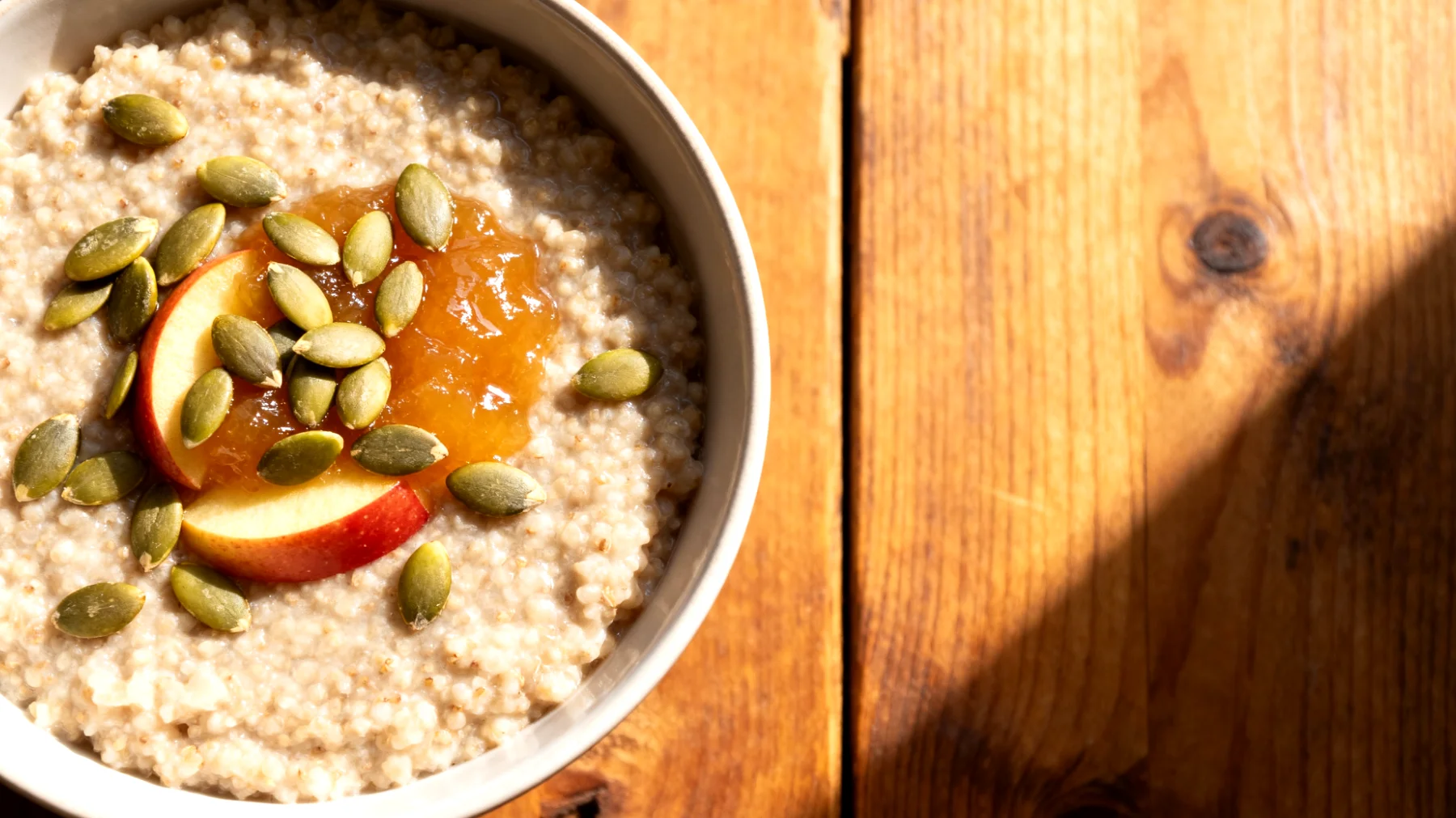 Amaranth-Porridge mit Kürbiskernen und Apfelkompott"