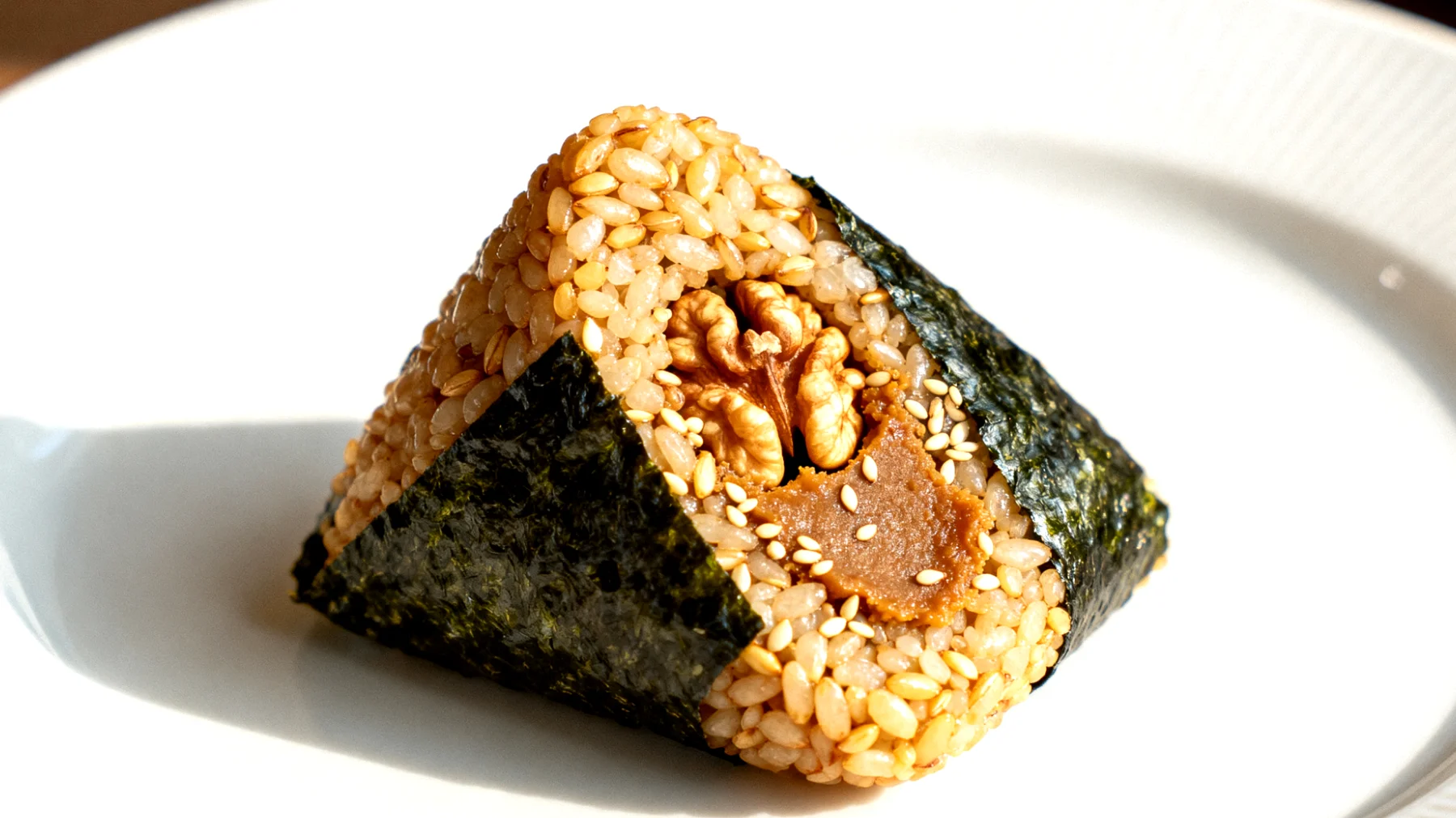 Buchweizen-Nori-Onigiri mit Walnüssen und Miso-Sesampaste"