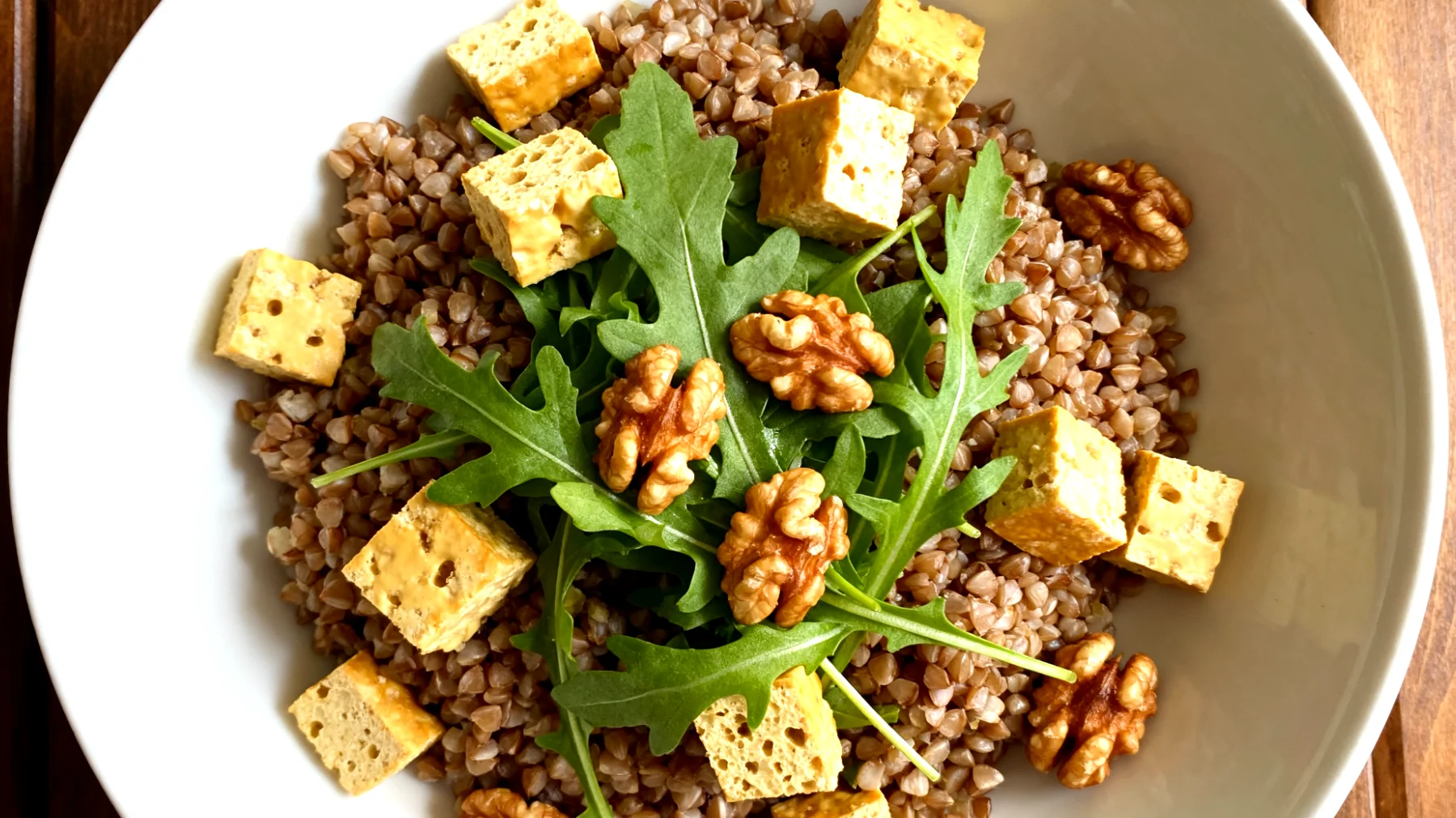 Buchweizen-Salat mit Rucola, Walnüssen und fermentiertem Tempeh"
