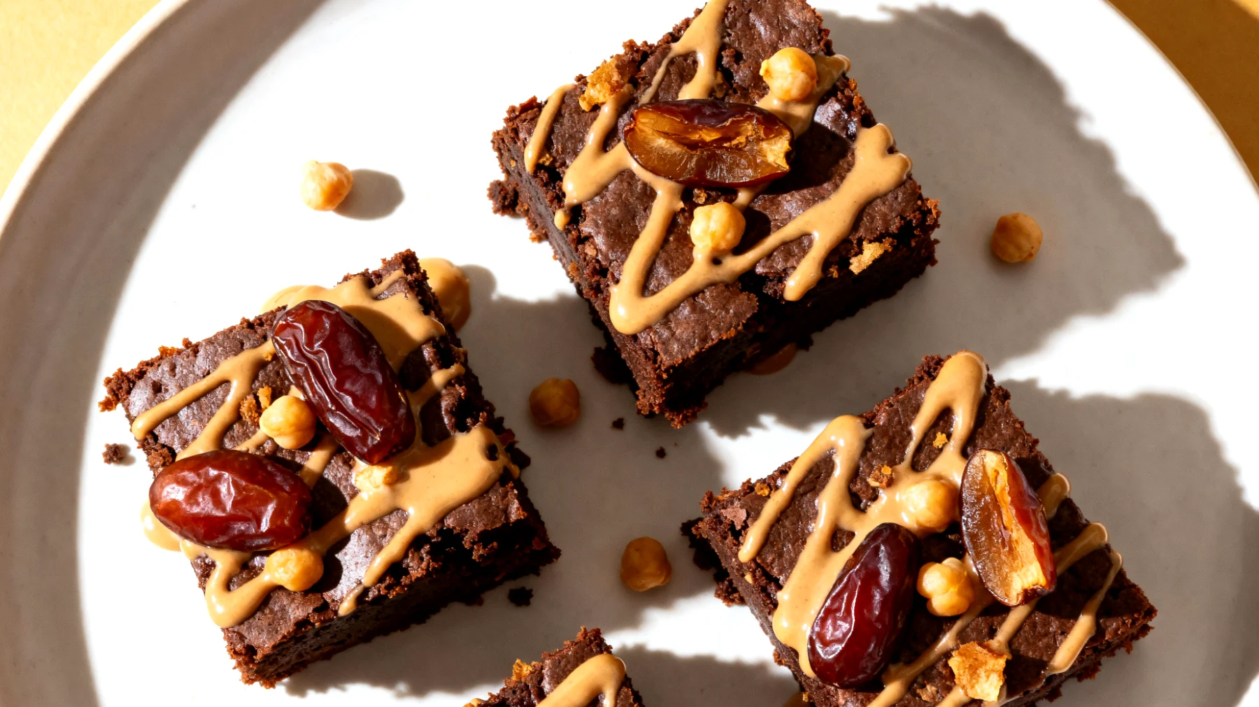 Kichererbsen-Brownies mit Tahini und Datteln"