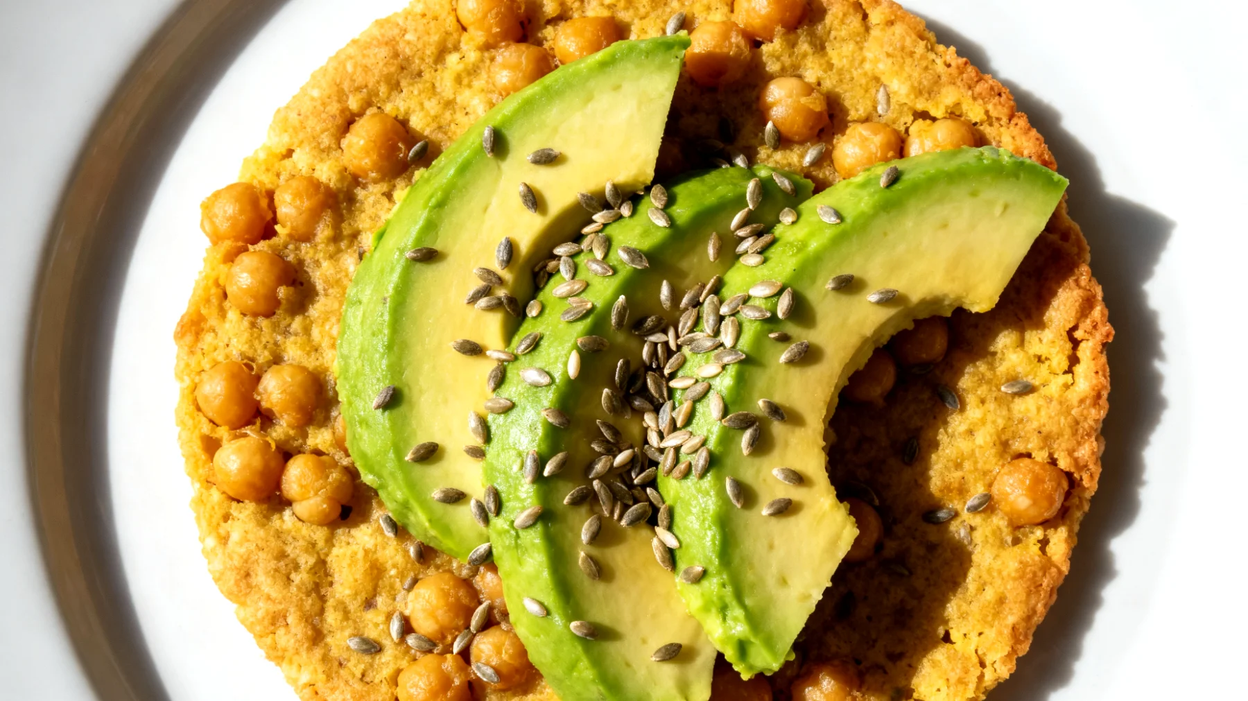 Kichererbsen-Puffbrot mit Avocado und Hanfsamen (Socca-Snack)"