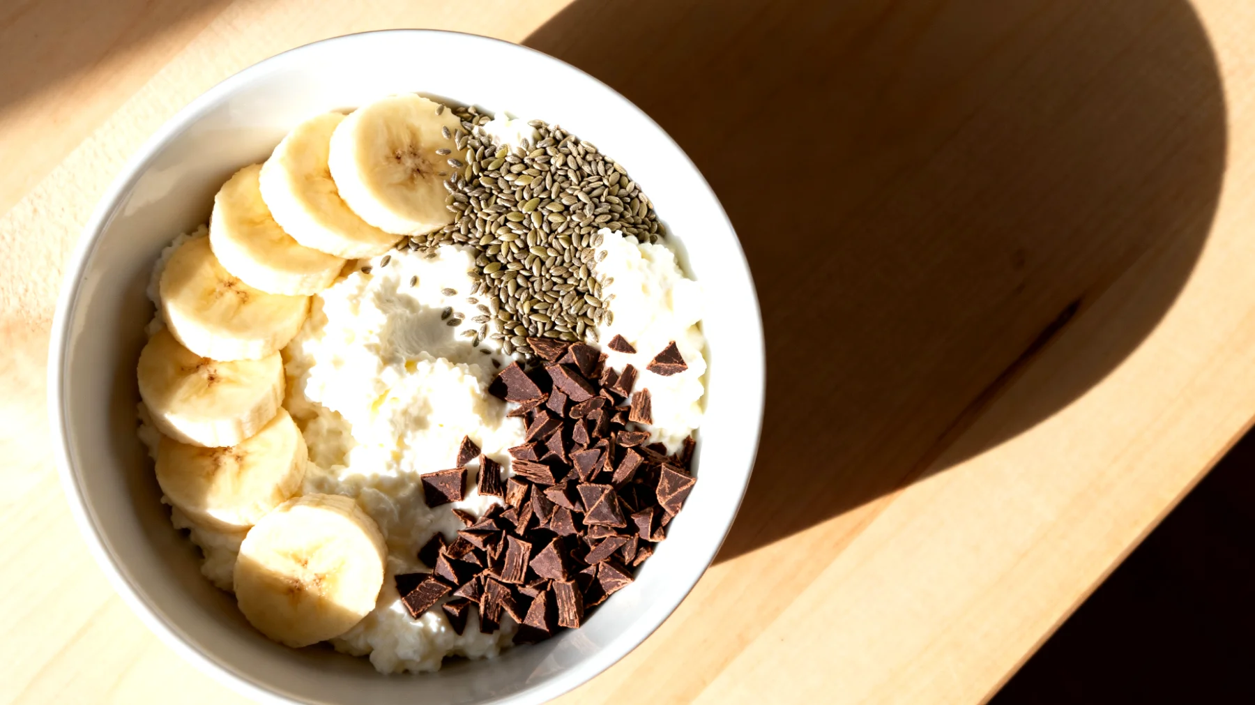 Magerquark mit Hanfsamen, Banane und Kakao-Nibs"