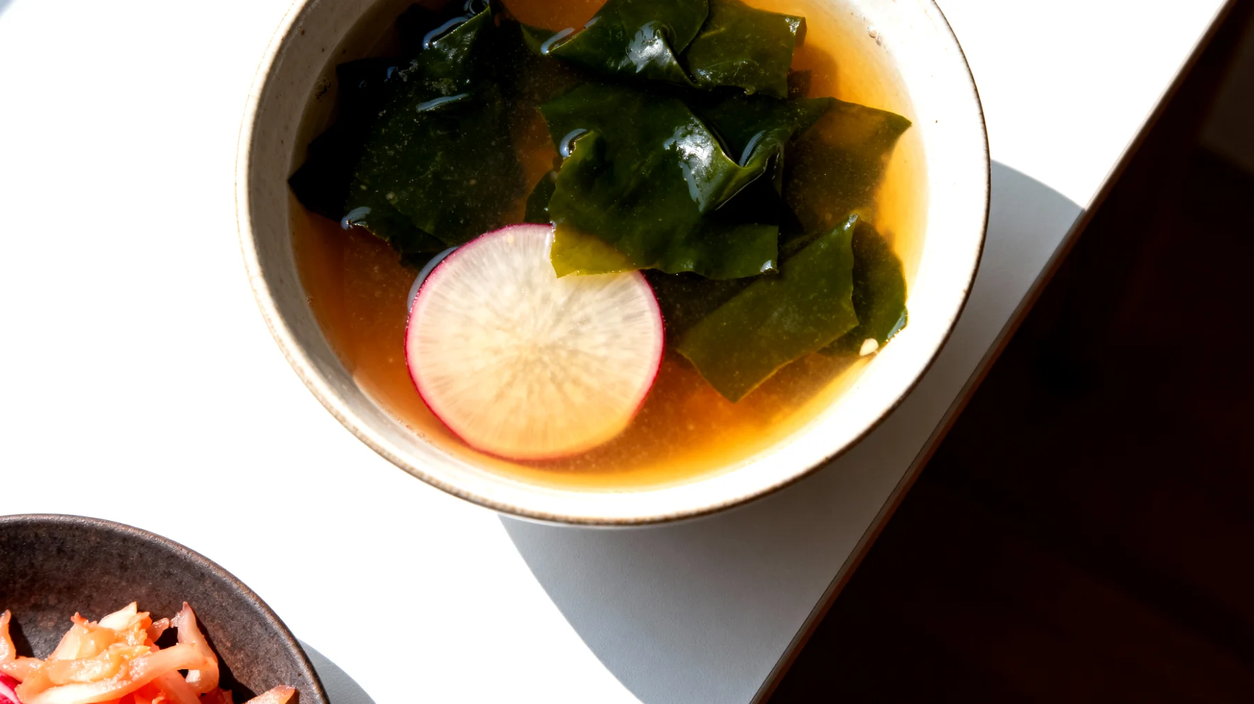 Miso-Suppe mit Algen (Wakame) und fermentierten Rüben"