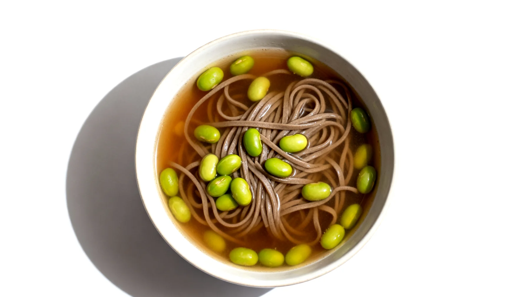 Miso-Suppe mit Buchweizen-Nudeln und Edamame"