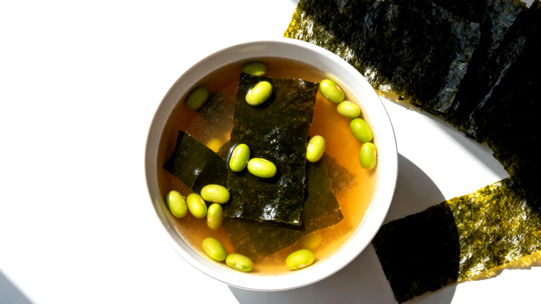 Miso-Suppe mit Wakame-Algen und Edamame"
