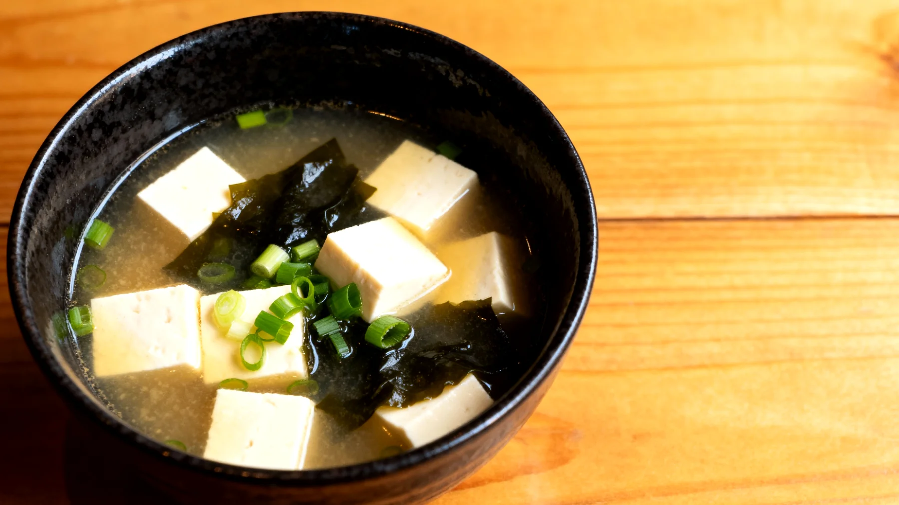 Miso-Suppe mit Wakame-Algen und Seidentofu"