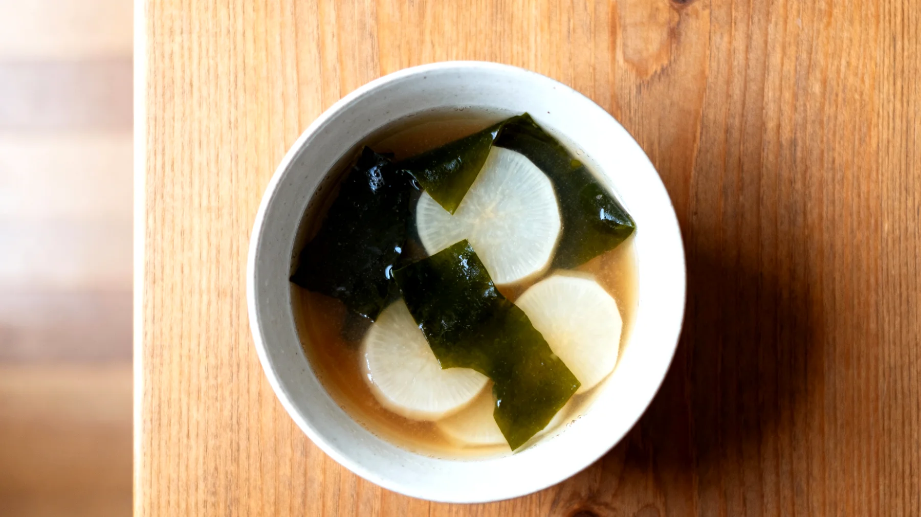 Miso-Suppe mit Wakame-Algen und fermentierten Rüben"
