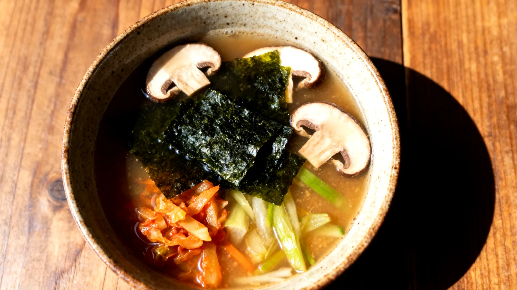 Miso-Suppe mit Wakame-Algen, Shiitake-Pilzen und fermentiertem Gemüse"