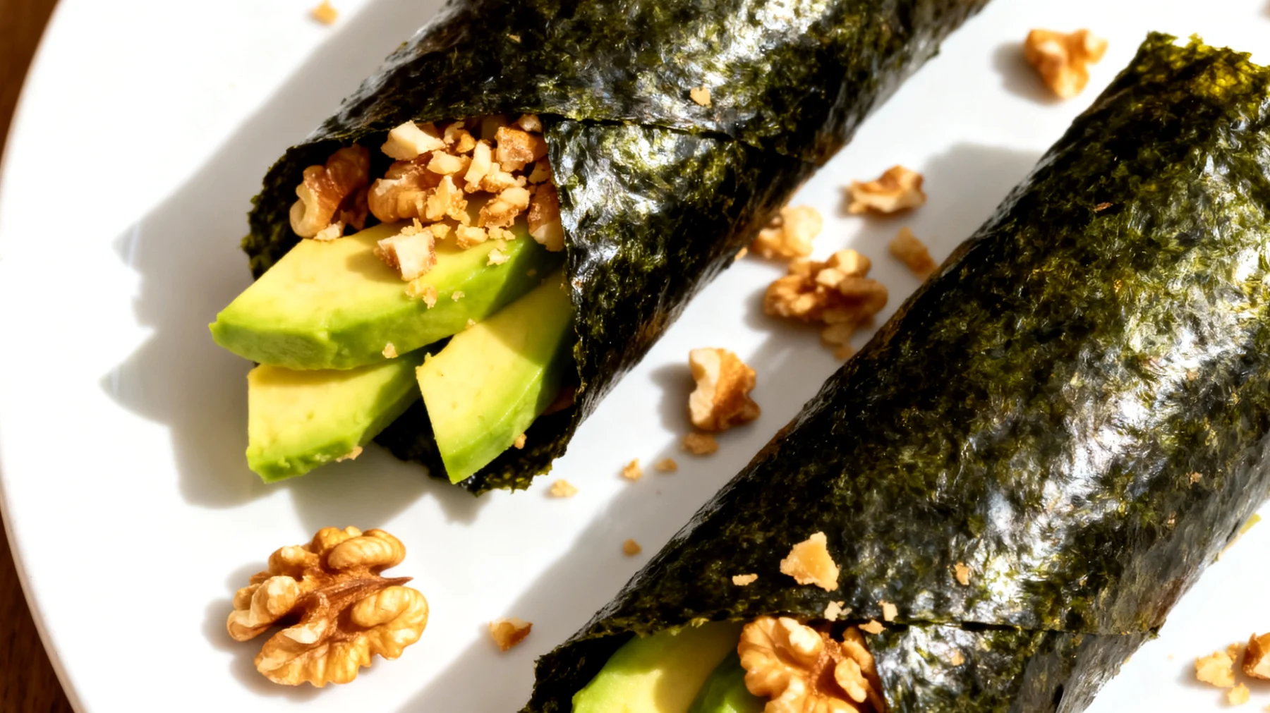 Nori-Algen-Röllchen mit Walnüssen und Avocado"