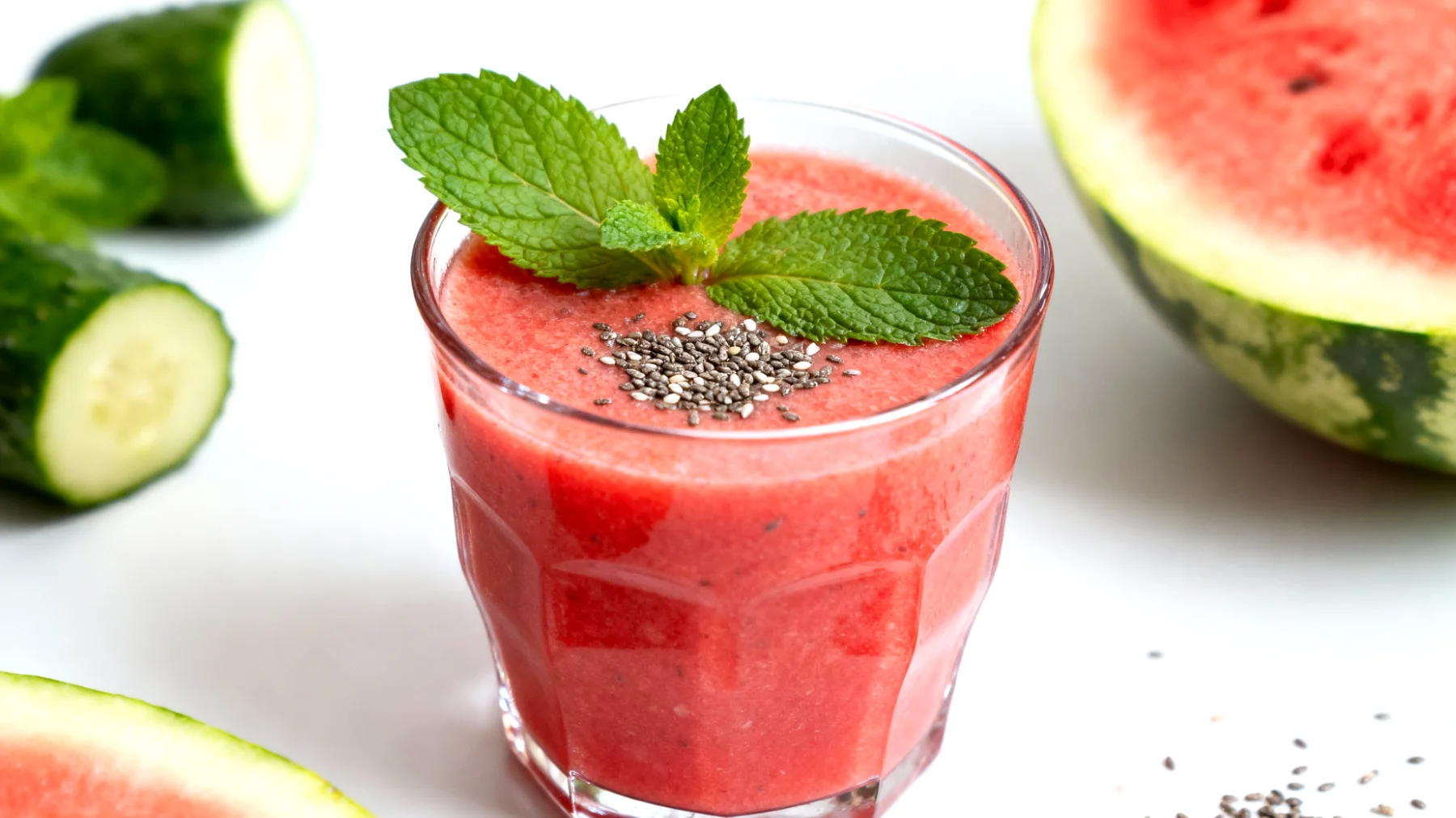Wassermelonen-Gurken-Smoothie mit Minze und Chiasamen"