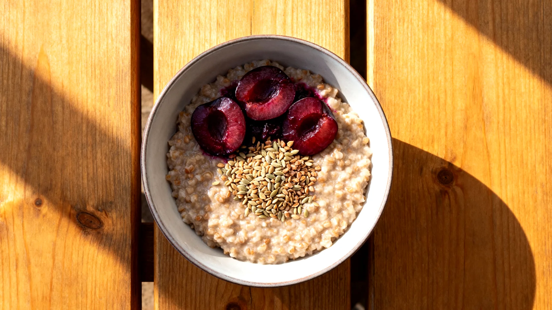 Buchweizen-Porridge mit fermentierten Pflaumen (Umeboshi) und Hanfsamen"