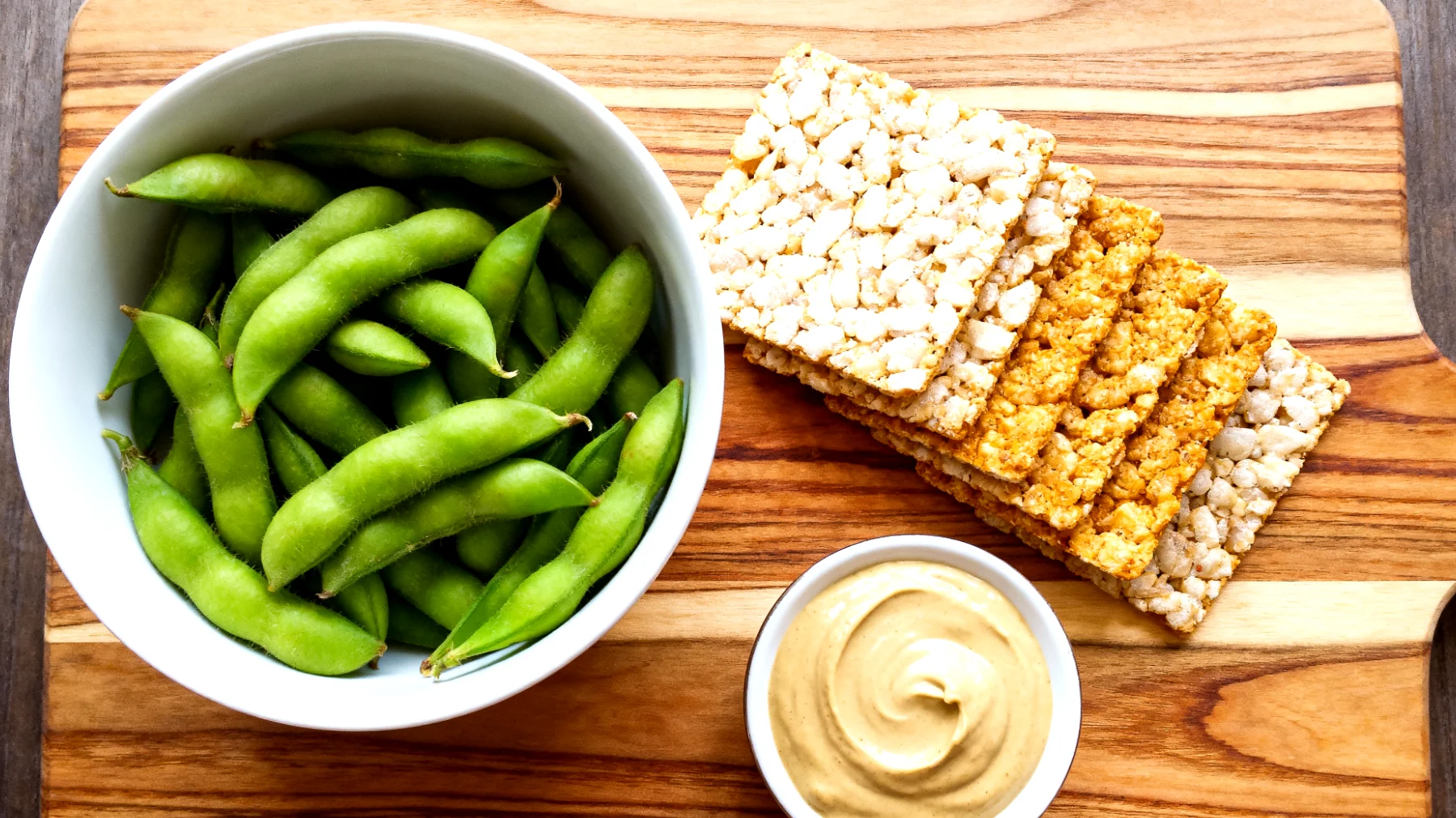 Edamame mit Vollkorn-Reiscrackern und Tahini-Dip"