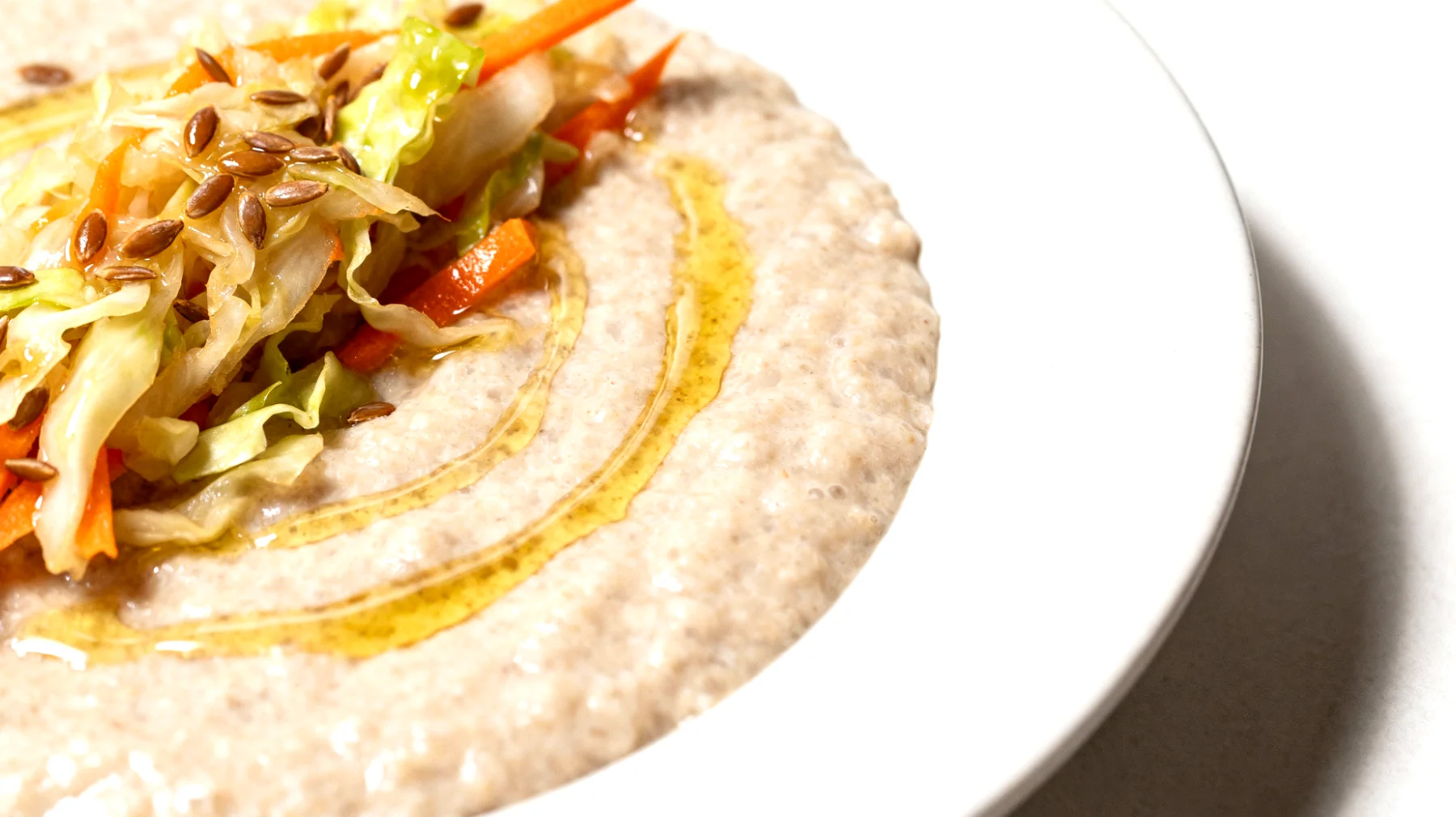 Flohsamenschalen-Pudding mit fermentiertem Gemüse und Leinsamenöl"