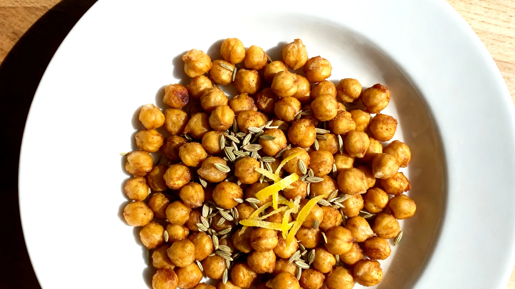 Geröstete Kichererbsen mit Fenchelsamen und Zitronenschale"
