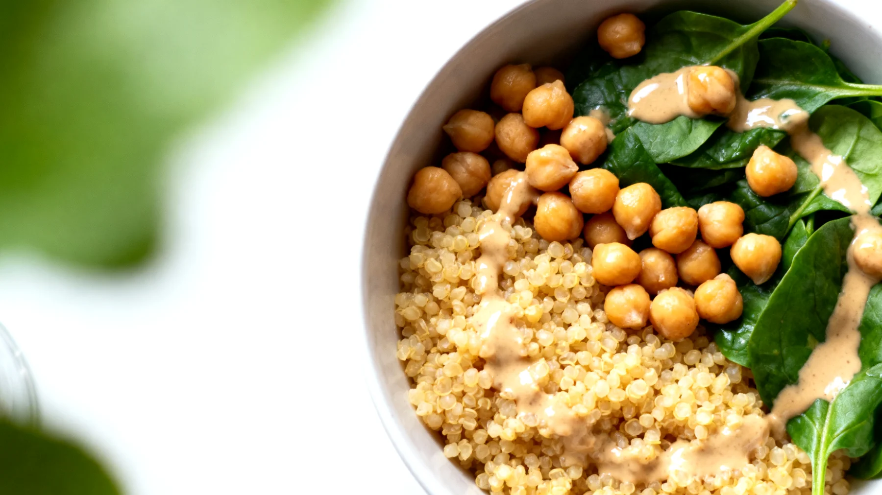 Hirse-Bowl mit Kichererbsen, Spinat und Tahini-Dressing"