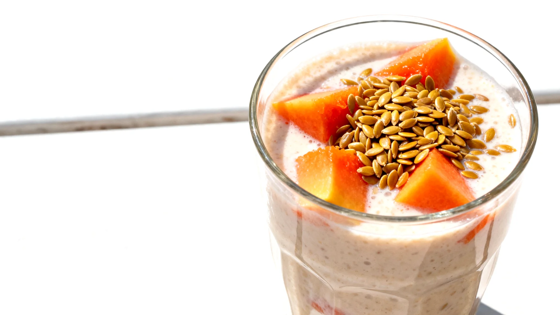 Kefir-Smoothie mit eingeweichten Leinsamen und Papaya"