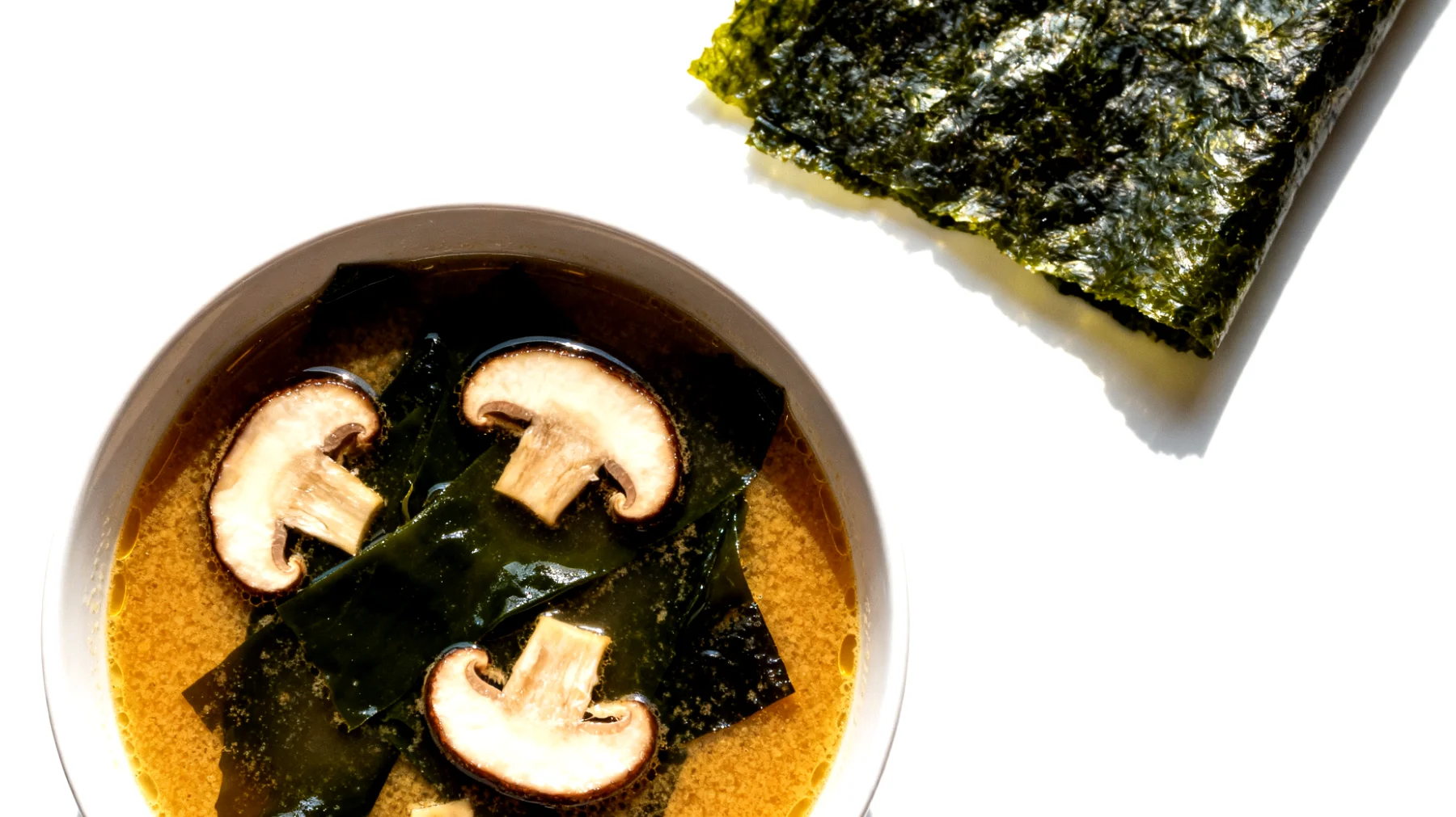 Miso-Suppe mit Wakame-Algen und Shiitake-Pilzen"