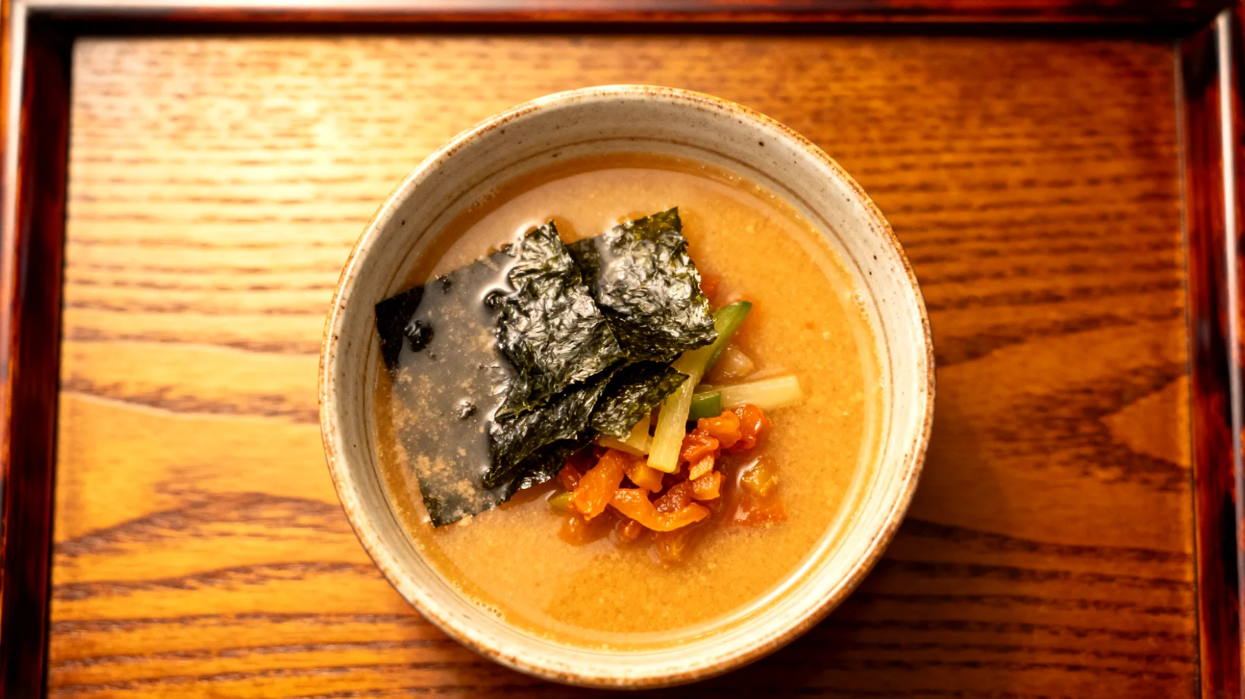 Miso-Suppe mit Wakame-Algen und fermentiertem Gemüse"