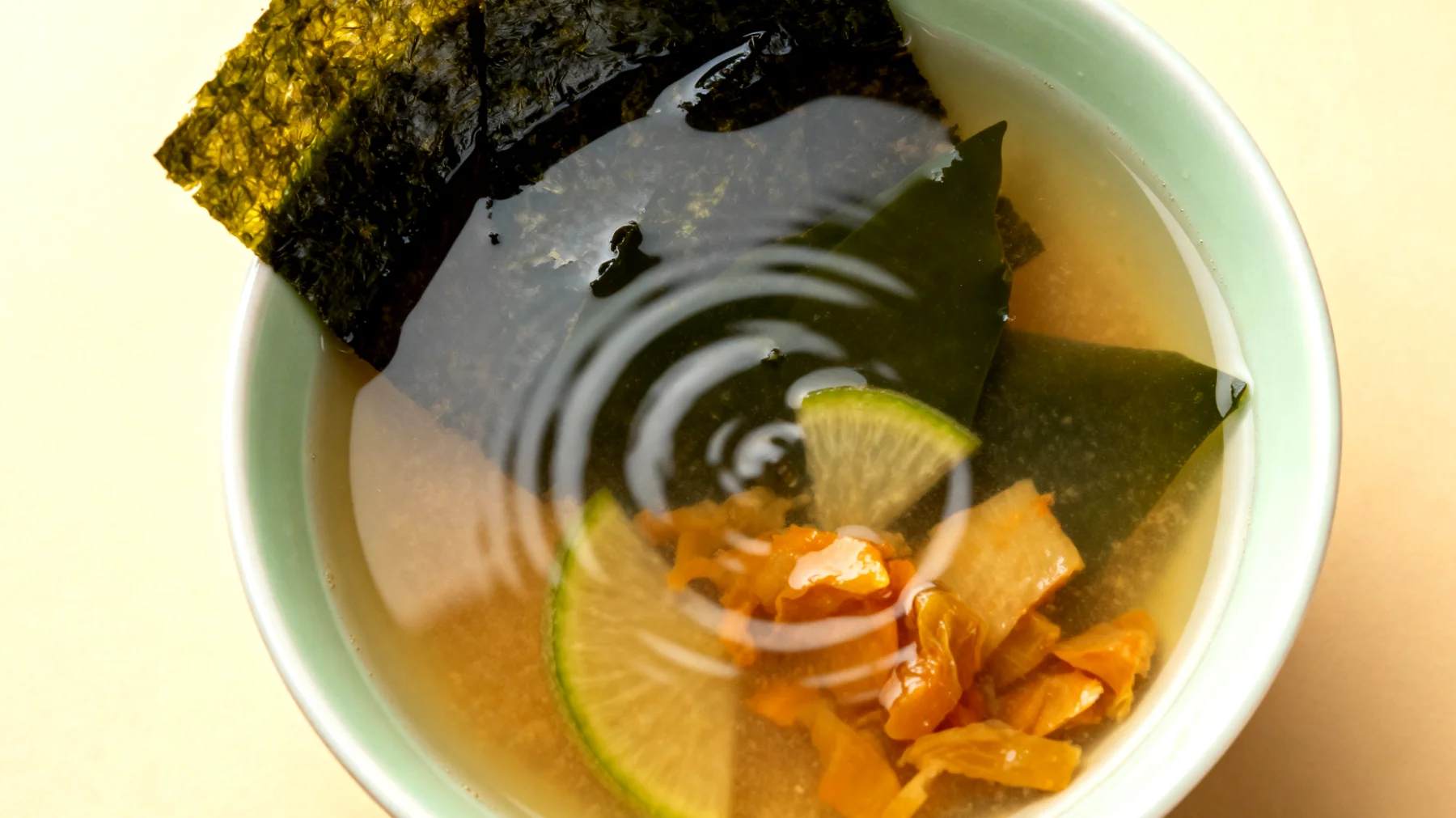 Miso-Suppe mit fermentiertem Gemüse und Algen (Wakame)"