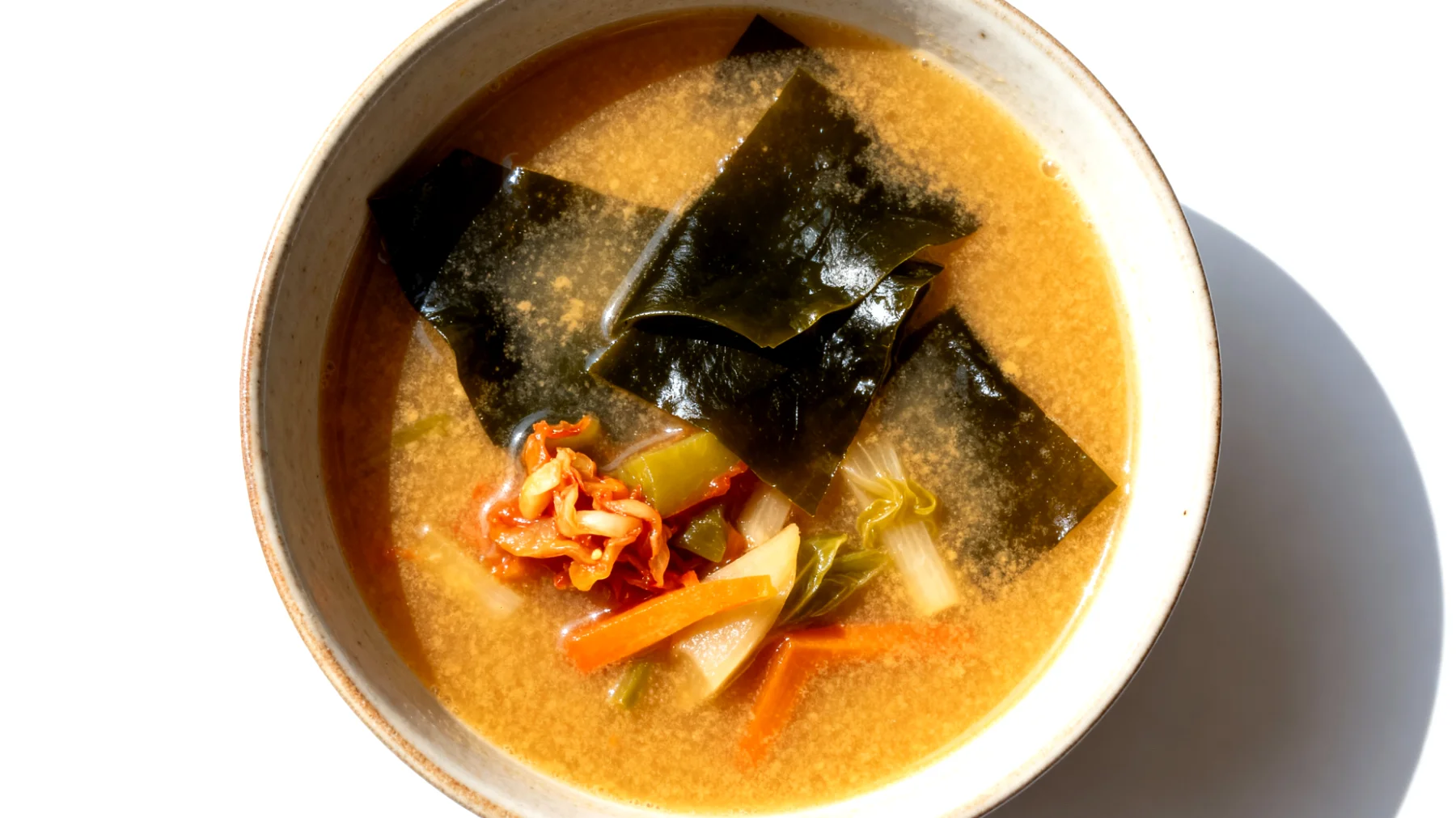 Miso-Suppe mit fermentiertem Gemüse und Algen (Wakame)"