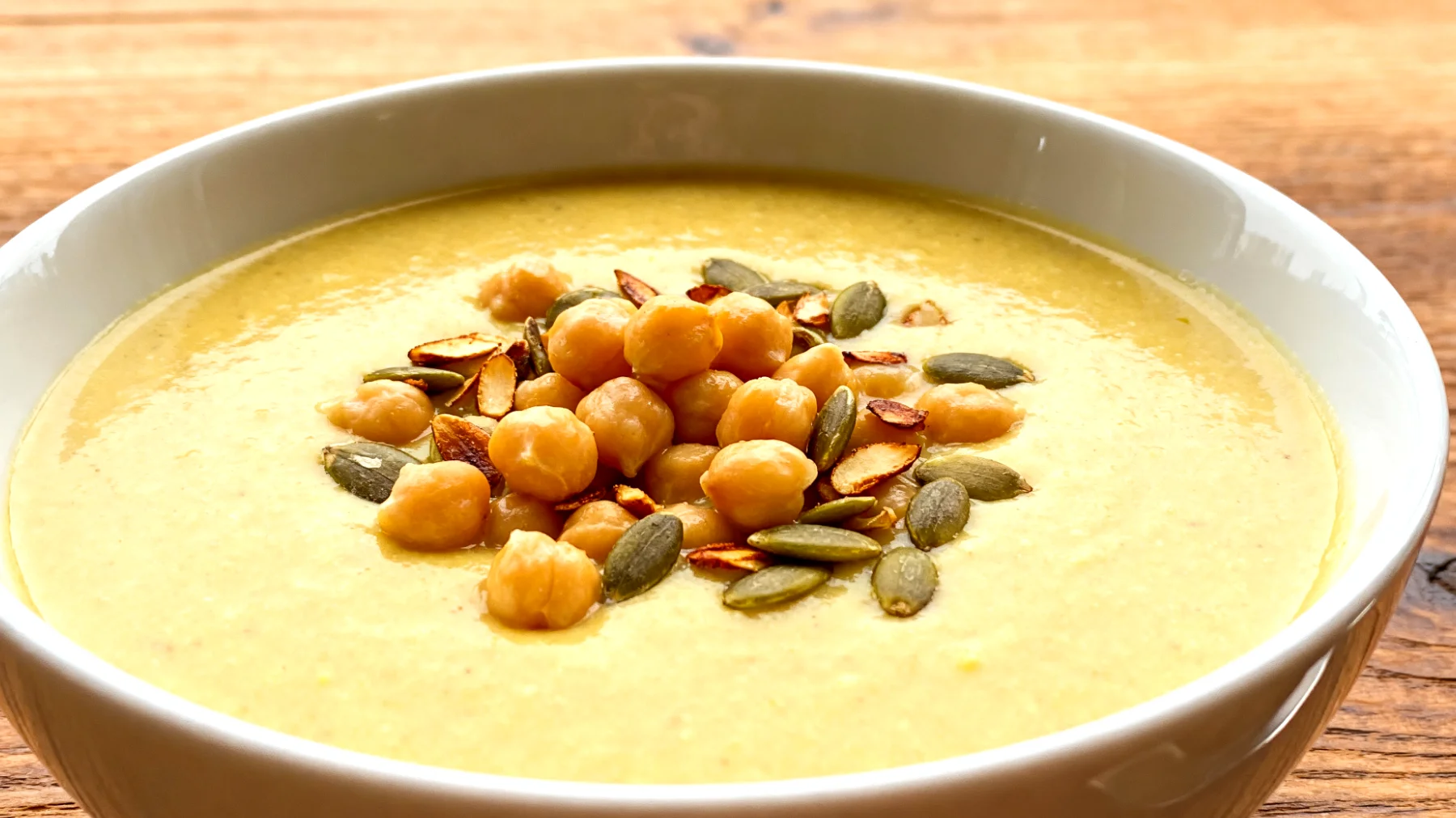 Topinambur-Suppe mit Kichererbsen und gerösteten Kürbiskernen"